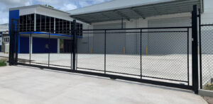 Chain mesh sliding gate