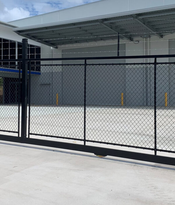 Chain mesh sliding gate